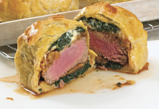 Filet of beef en croûte with crsb and spinach